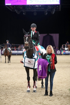 Natasha Hewitt takes the Horseware Bronze League Championship